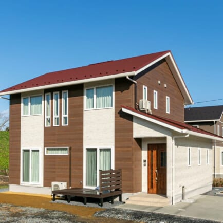 赤い屋根と木目の組み合わせが可愛い高品位の家(登米市・Y様)のサムネイル