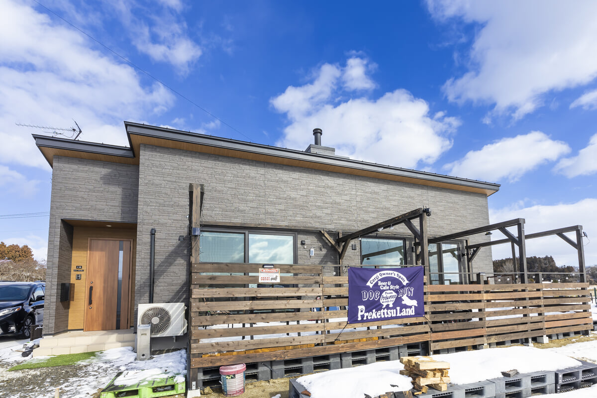 愛犬と一緒に楽しく暮らす、薪ストーブのある平屋